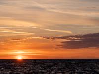 Untergehende Sonne verschwindet hinter dem Horizont - Rønne